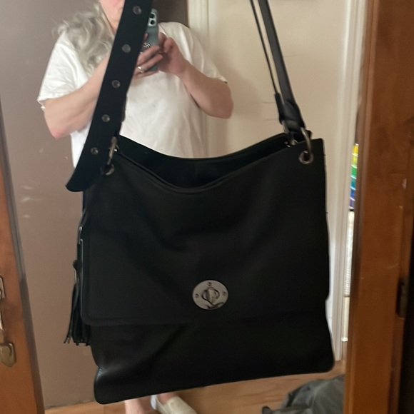 Black leather shoulder bag/crossbody bag. - Picture 3 of 6